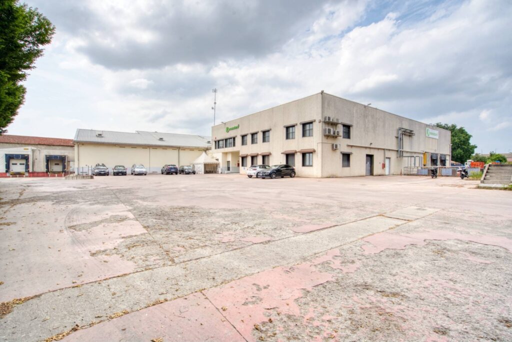 Capannone Produttivo in Vendita a Casaleggio Novara di 3.300 mq mq