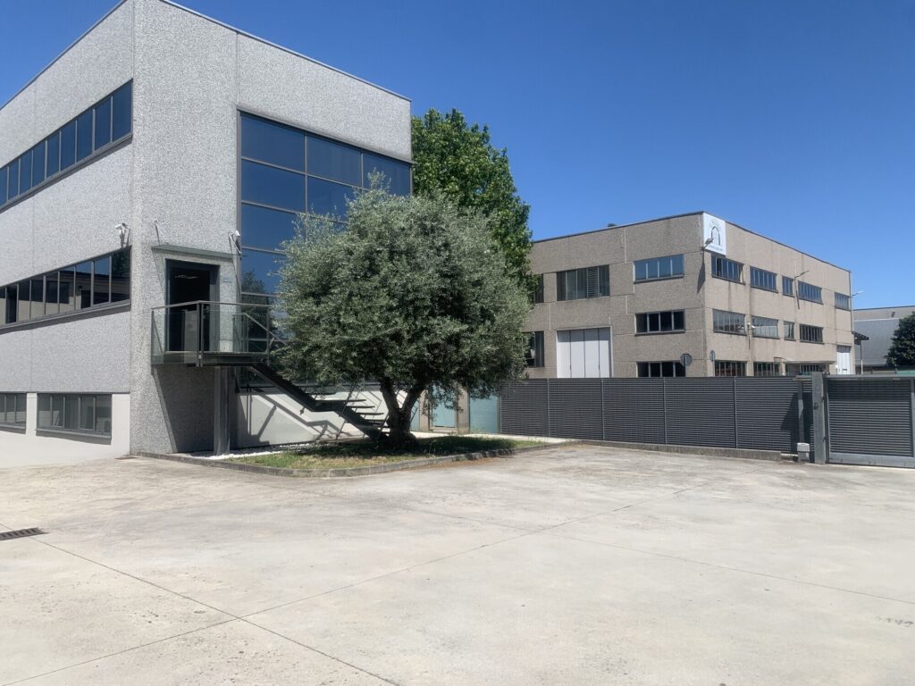 Capannone Produttivo in Vendita a Varedo di 3.500 mq mq