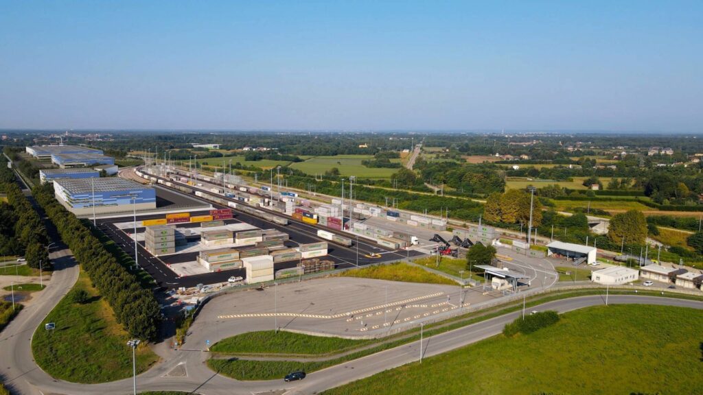 Capannone Logistico in locazione a Busto Arsizio di 14.230 mq mq