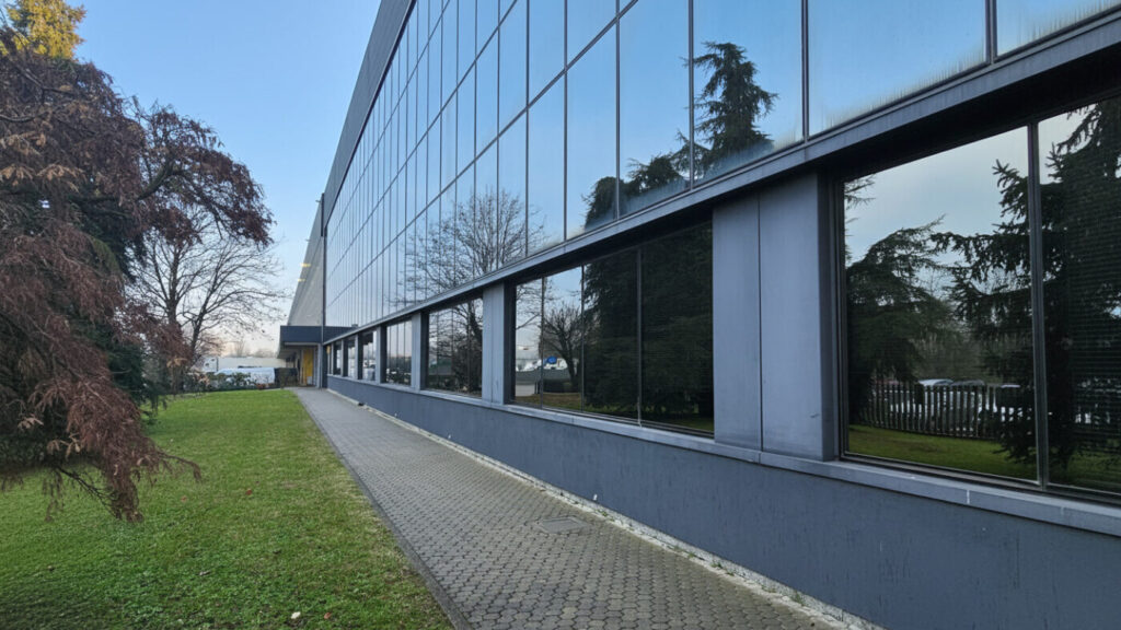 in locazione a Calvignasco di 3.881 mq mq