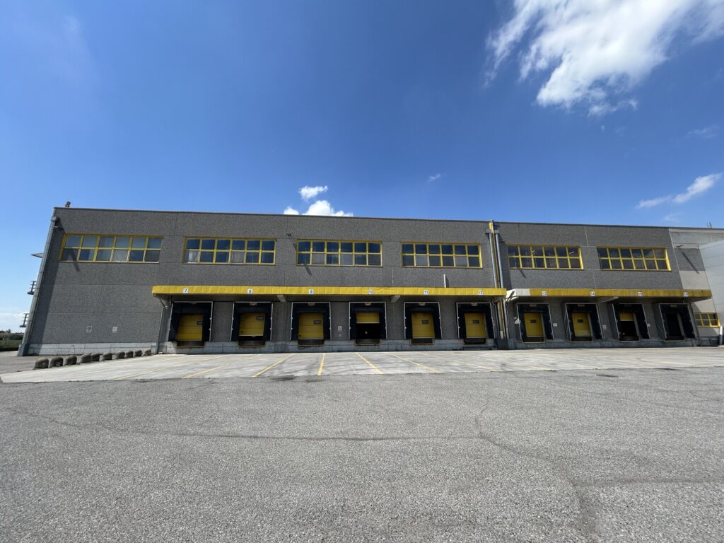 Capannone Logistico in locazione a Siziano di 10.000 mq mq