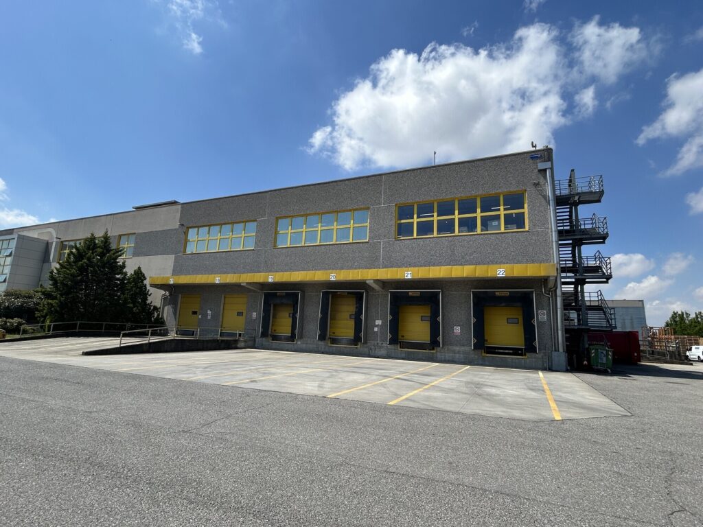 Capannone Logistico in locazione a Siziano di 10.000 mq mq