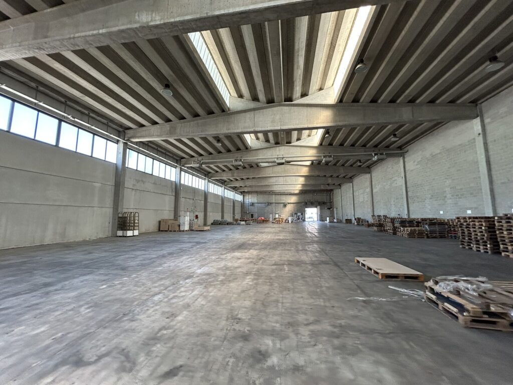 4.500 sq m production warehouse for sale in Melegnano
