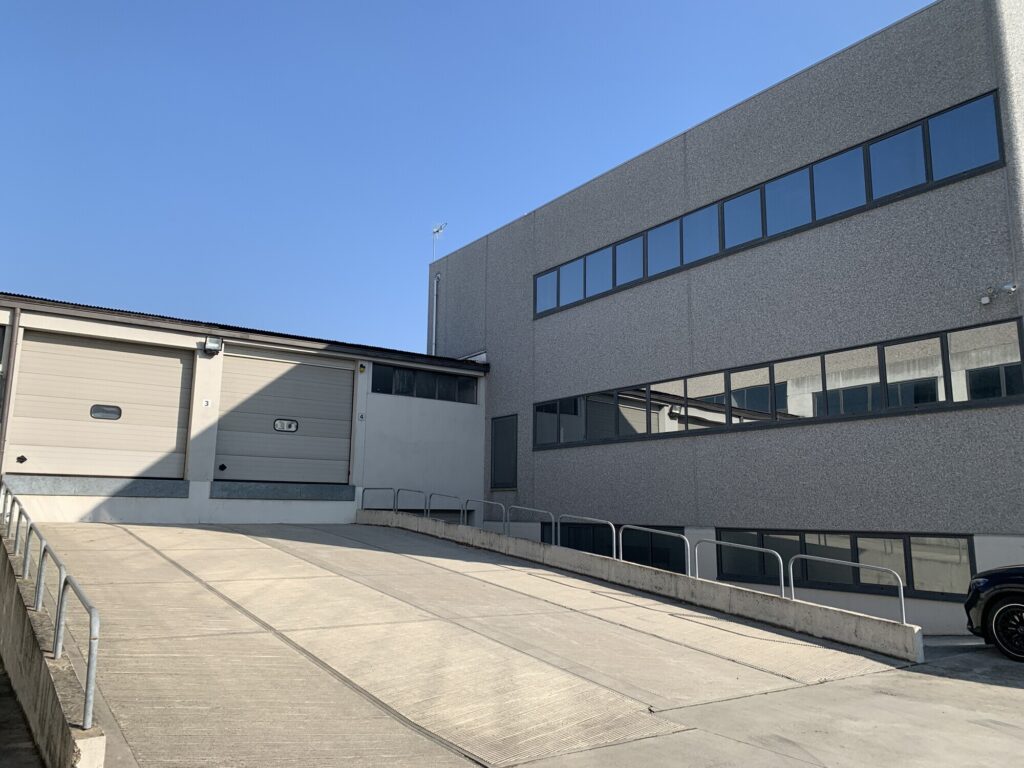 Capannone Produttivo in Vendita a Varedo di 3.500 mq mq